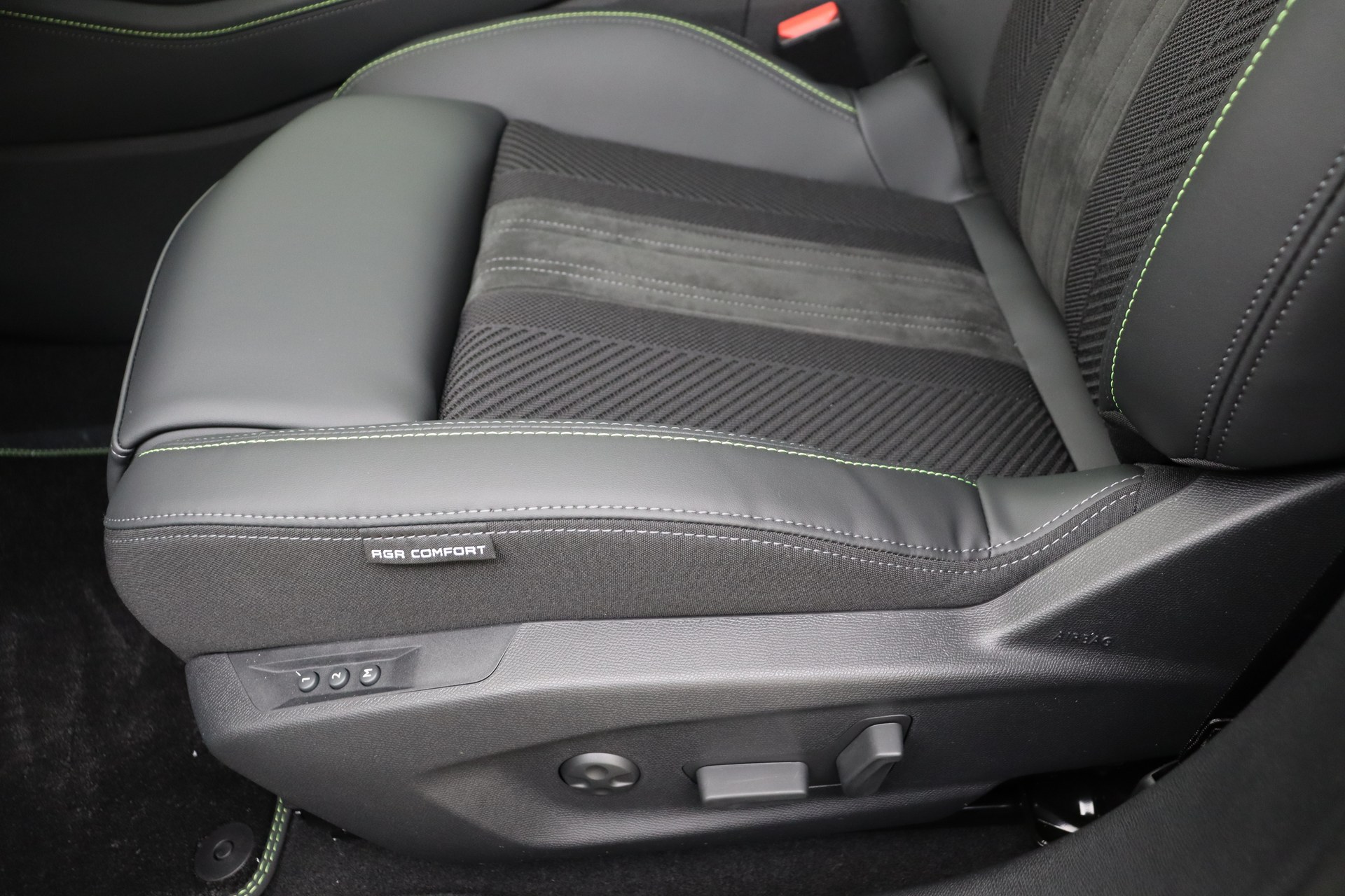 PEUGEOT 408 Hybrid 145 e-DCS6 GT