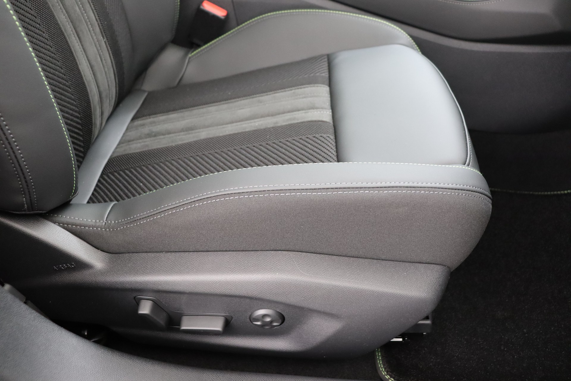 PEUGEOT 408 Hybrid 145 e-DCS6 GT