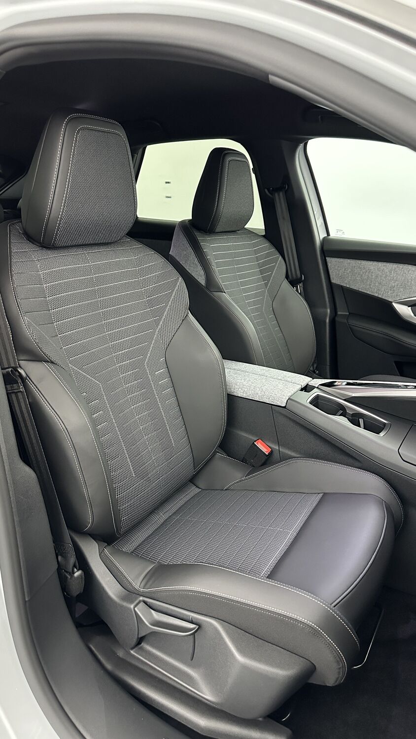 PEUGEOT 3008 Hybrid 136ch Allure e-DCS6 + Pack Panoramic Navigation