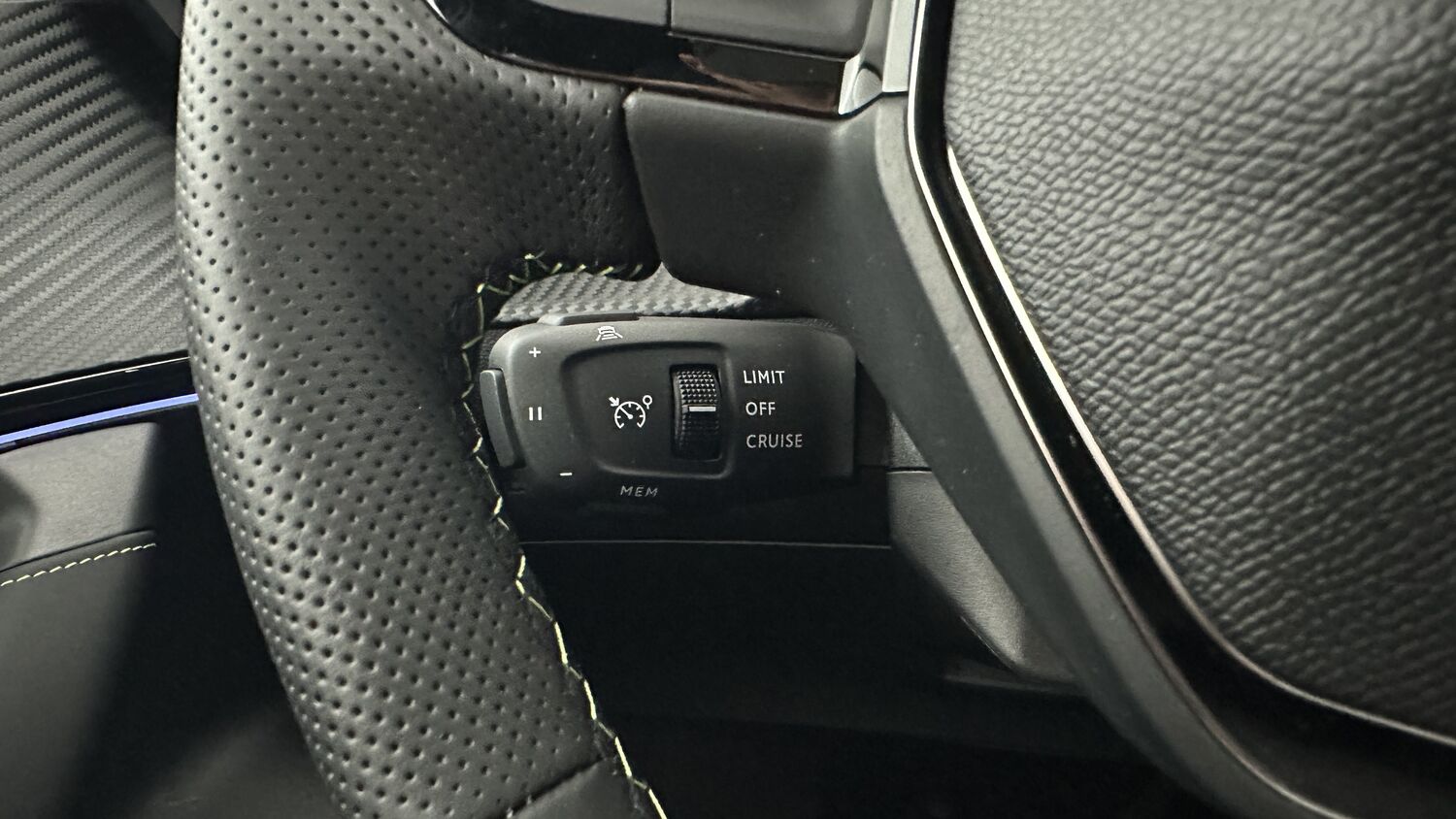 PEUGEOT 2008 II(2) 1.2 Hybrid 136ch e-DCS6 GT