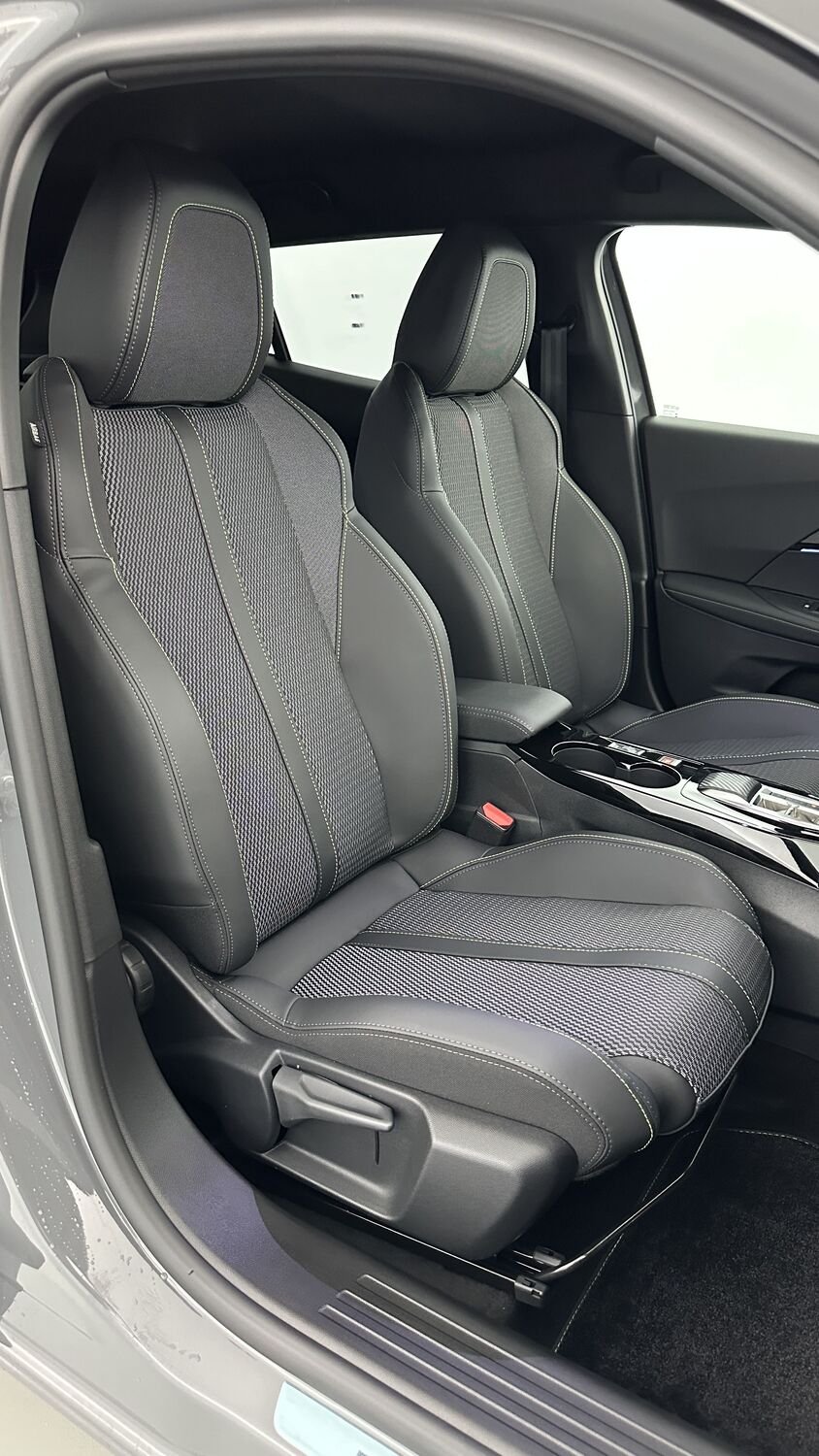 PEUGEOT 2008 II(2) 1.2 Hybrid 136ch e-DCS6 GT