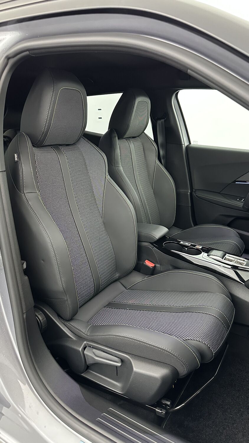 PEUGEOT 2008 II(2) 1.2 Hybrid 145ch GT e-DCS6